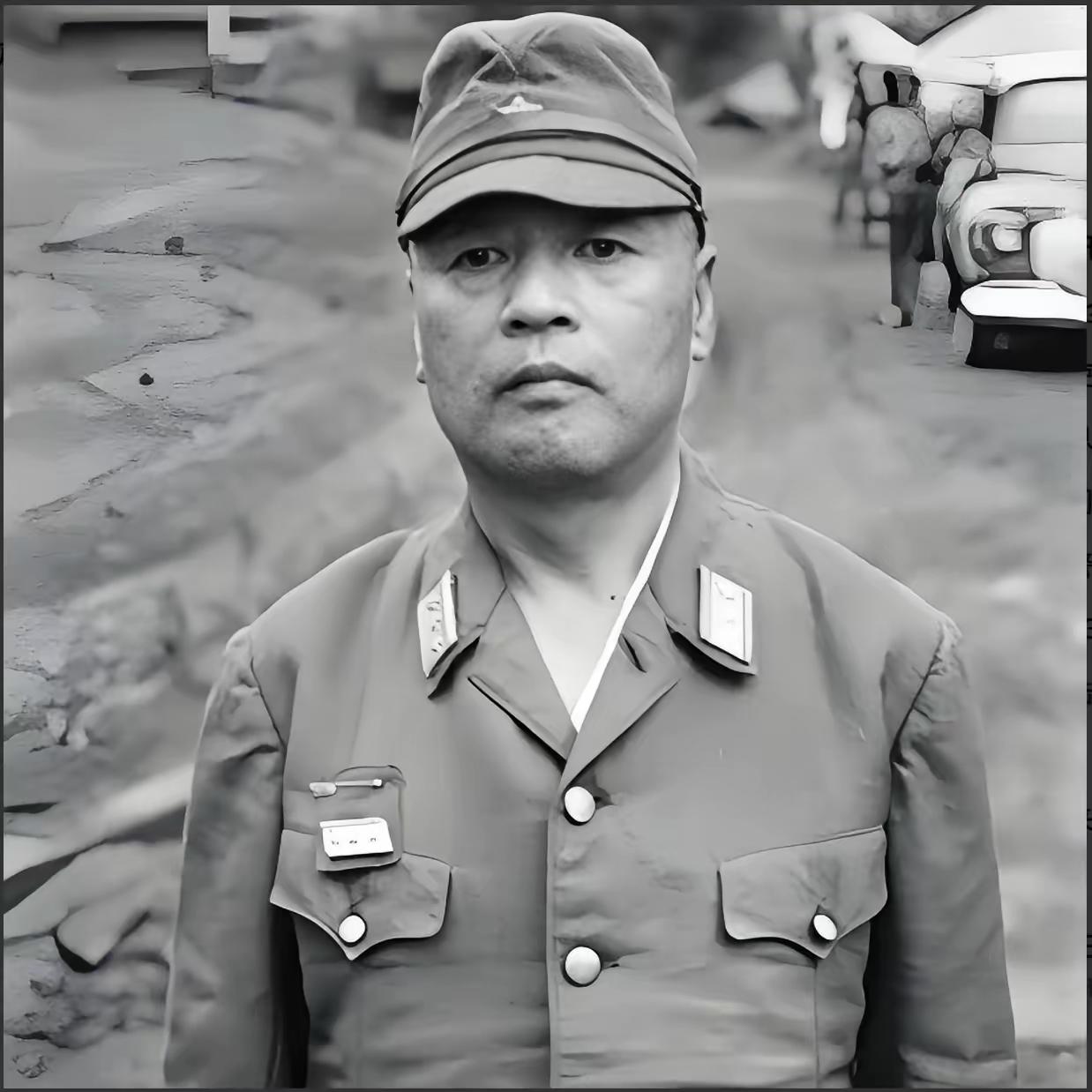 1945年8月15日，拉包尔岛日军地下堡垒内，今村均大将正听天皇投降广播。参谋长