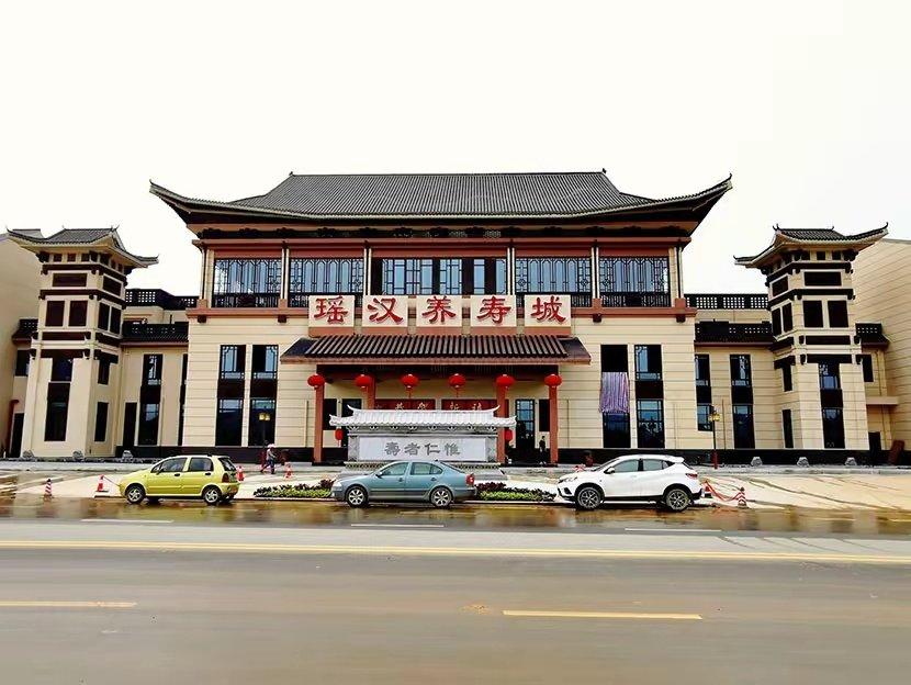 小县城里突然冒出个“巨无霸”文旅城，宣传视频拍得跟仙境一样：玻璃穹顶、瑶药温泉、