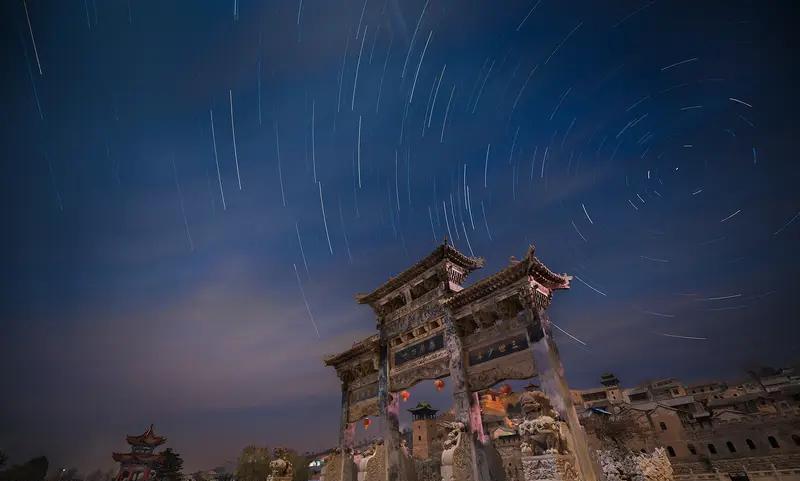 《易经》不能简单定义成唯物或唯心。它作为中国古代哲学巨著，融合多学科，核心是变化