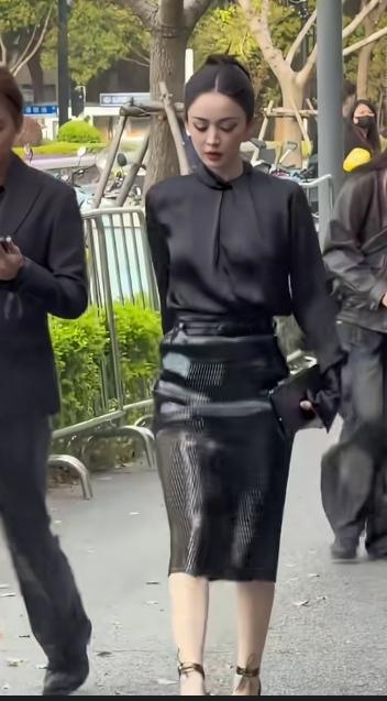 这个女演员才是真正的天生丽质。脸盘子靓，身板正。气质绝。浑身上下妥妥的肤白貌美瓜