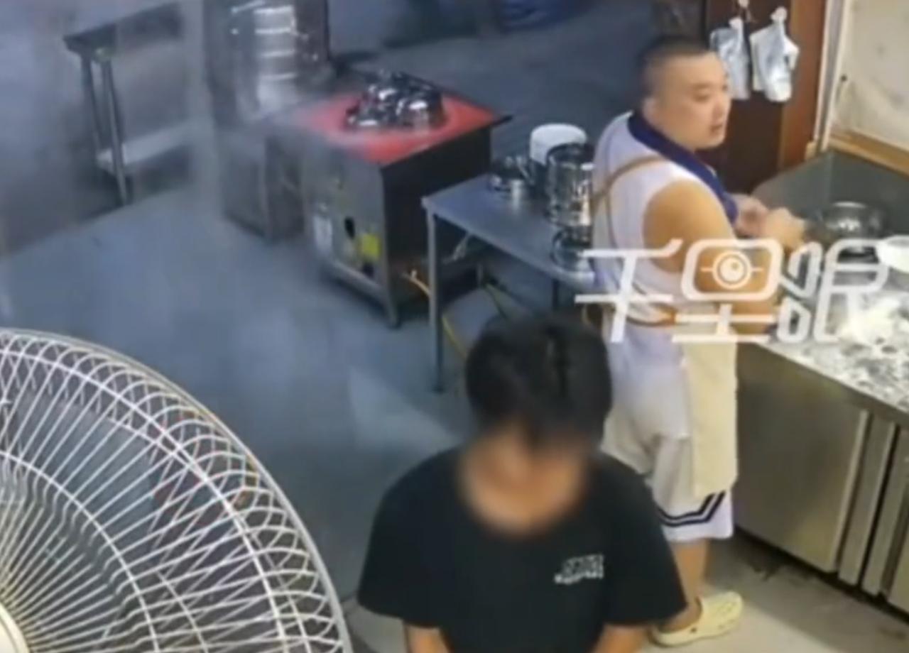 彻底无语了！四川达州，一男子走进一家早餐店，店主忙着包包子，也没注意男子，还以为