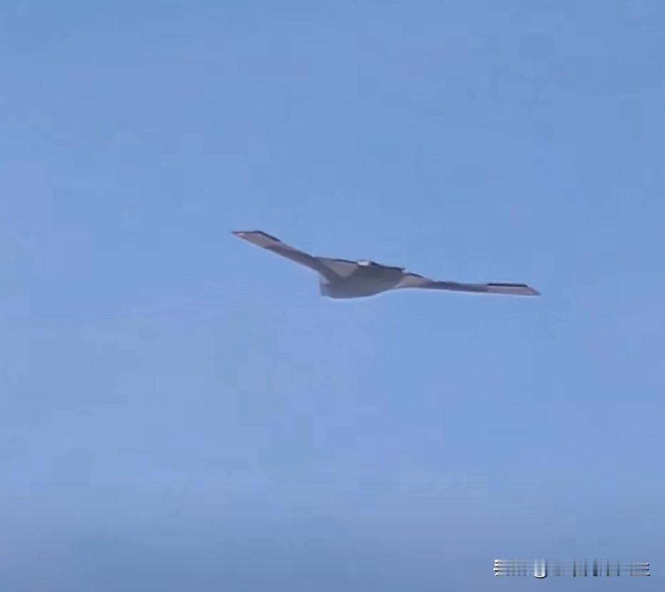 好家伙，看到咱们这个逆天的无人版战轰首飞，这翼展和弹舱的尺寸也是没谁了！[加油]