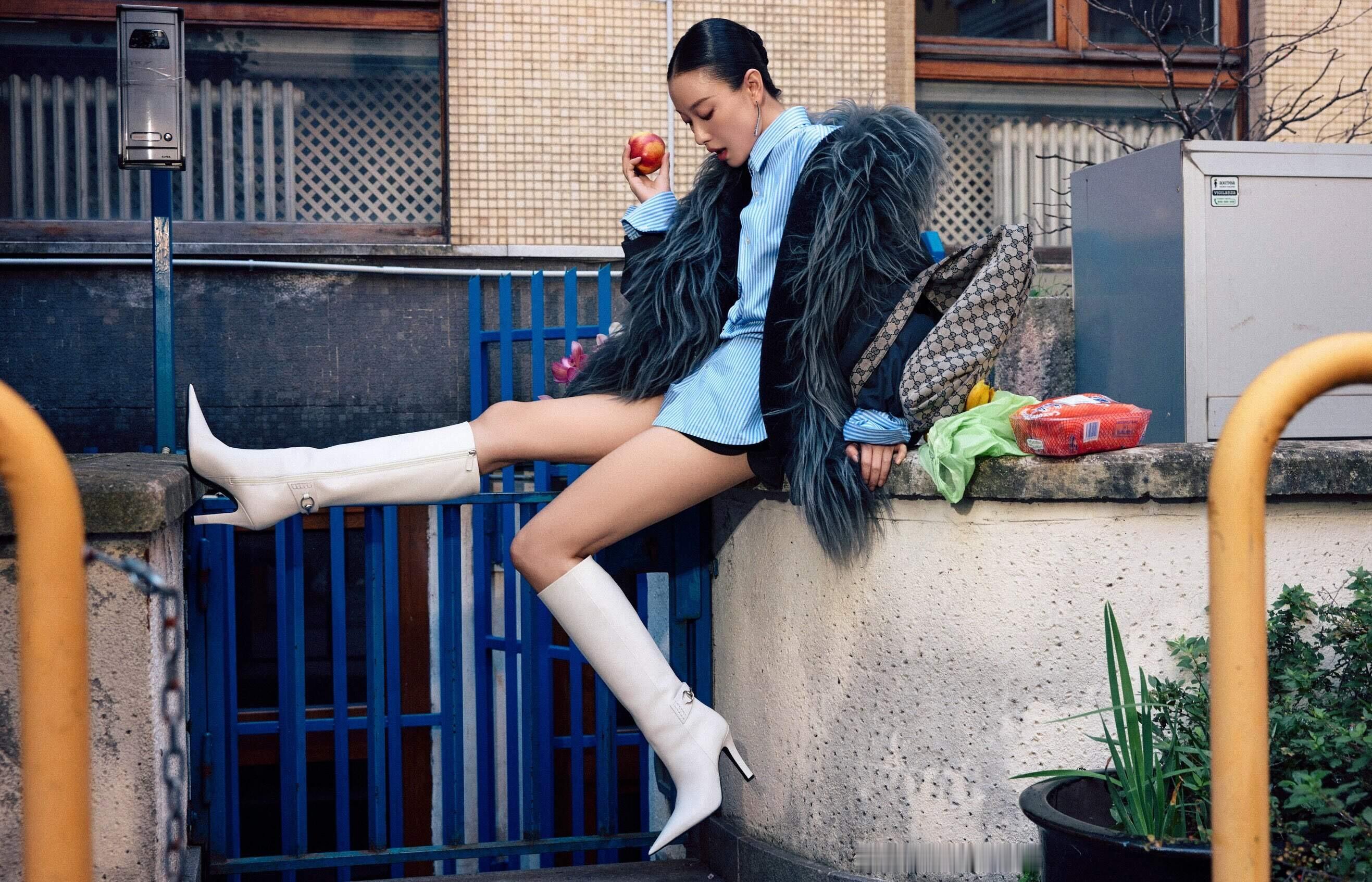 GUCCI可以直接铺地广的硬照表现力，倪妮就是硬照的神倪妮倪妮