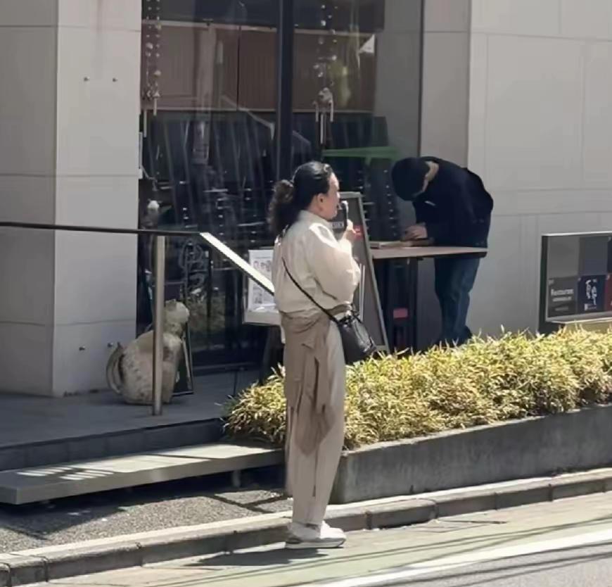 张兰一身休闲打扮现身街头，松弛感满满。张兰现在很少直播，出现在大众面前也越来越少