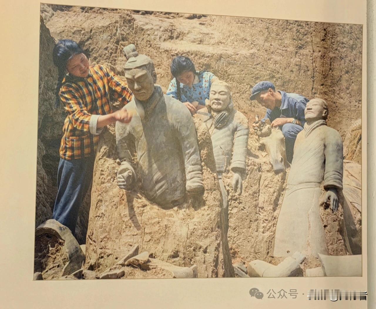 再看新华社摄影展，记录历史与变迁。1975年兵马俑考古工作者
