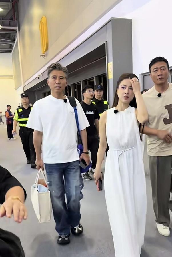 52岁的郭晓东，接了个64岁老头的儿子角色，站一块儿根本分不清谁是爹谁是儿，观众