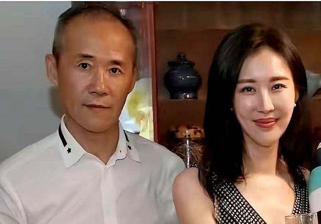 王石不洗碗，是田朴珺在炫技。她当众聊这个，是精心计算后的松弛。心理学上这叫“