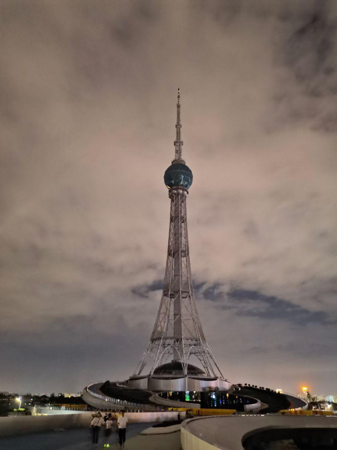 发一张图片证明你来过洛阳在洛阳，抬头是高塔映着晚云，街头是印着牡丹的小车载着烟火