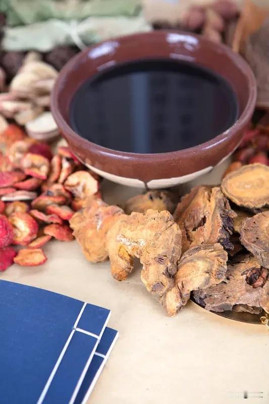 你有没有发现一个奇怪现象？一边是“中医无用论”在网络上吵翻了天；另一边，咱们身边