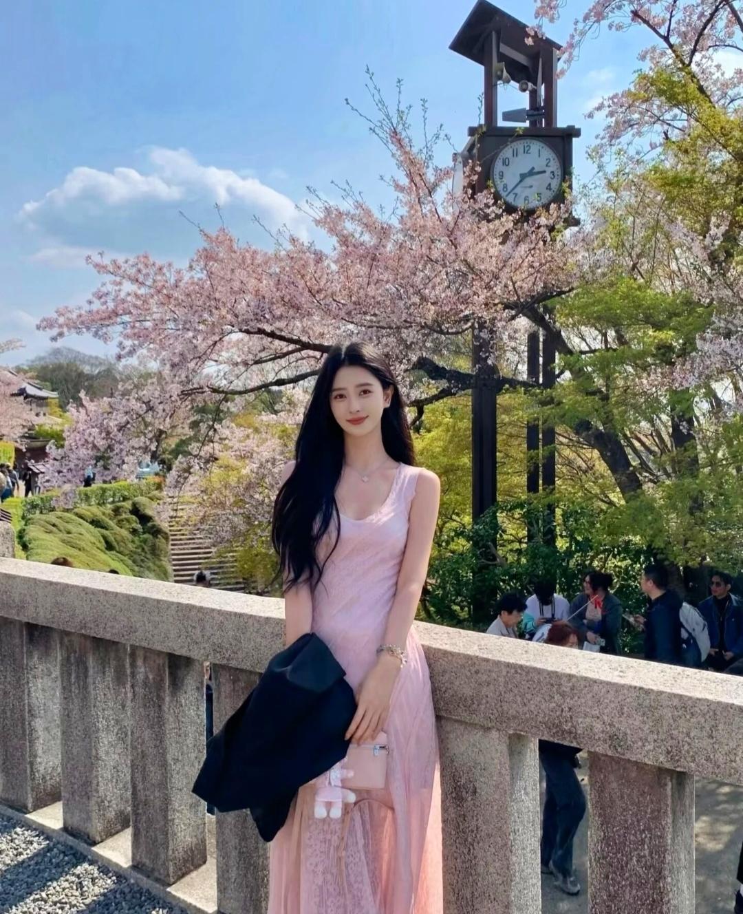 待到山花烂漫时，她在丛中笑。晒图笔记大赛你心中的美女啥模样记录我的2026