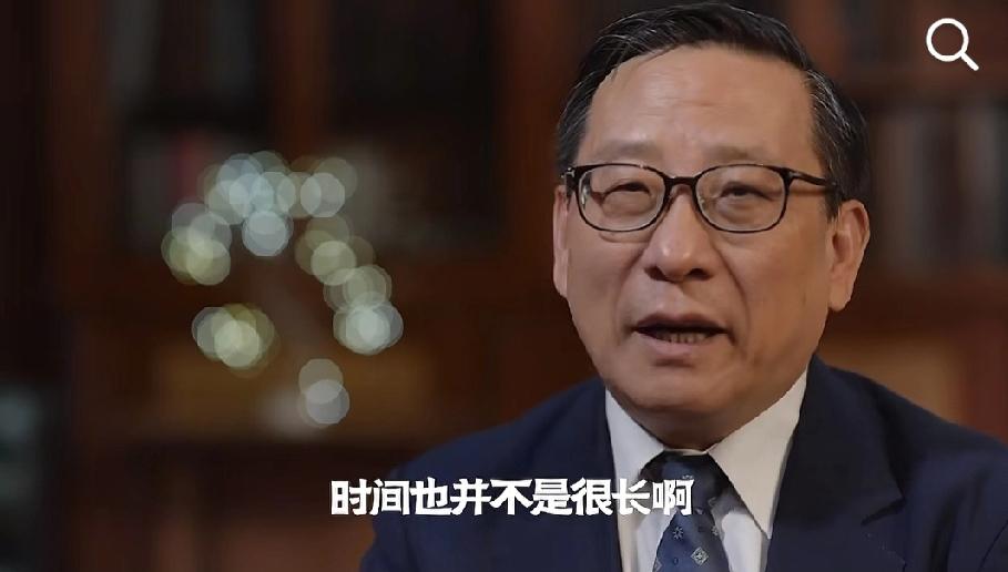 高志凯在新闻关注频道里面说：马克龙这趟访华也太突然了，离上次来没隔多久，这次还带