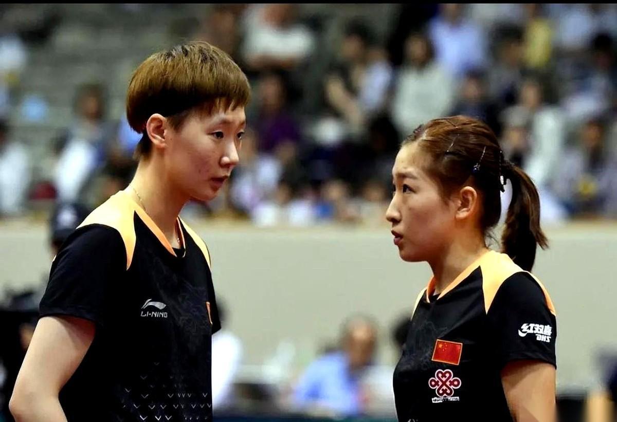 刘诗雯评价王曼昱，就用了三个字：太能顶了。封闭训练，她看王曼昱捂着胃，脸都白了