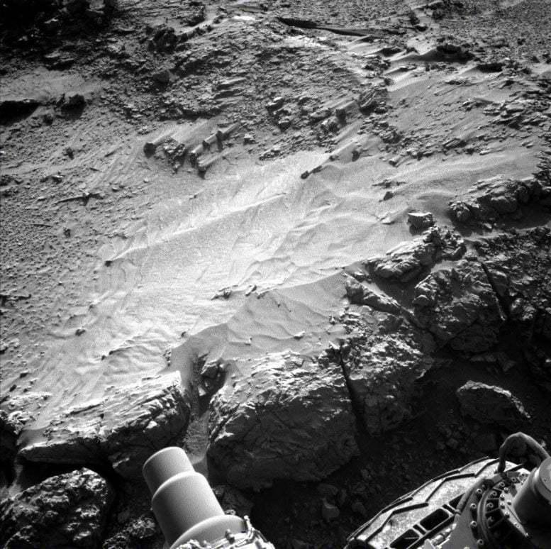 硬核研究所【首批图像传回，好奇号初探火星箱状结构地形】5月23日消息，科技