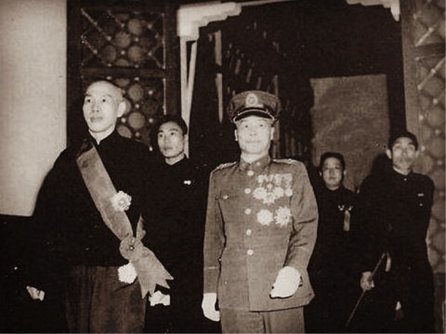 蒋介石在民国大厦将倾之际，用穿长袍马褂来挤兑李宗仁，而且是在“总统”就职典礼上，