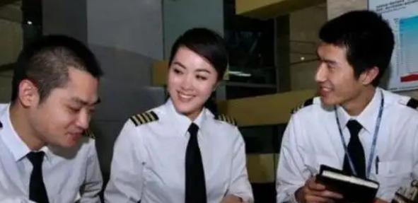 2009年，中国女机长王峥像往常一样驾驶飞机落地曼谷，可当她要打开舱门时，却被一