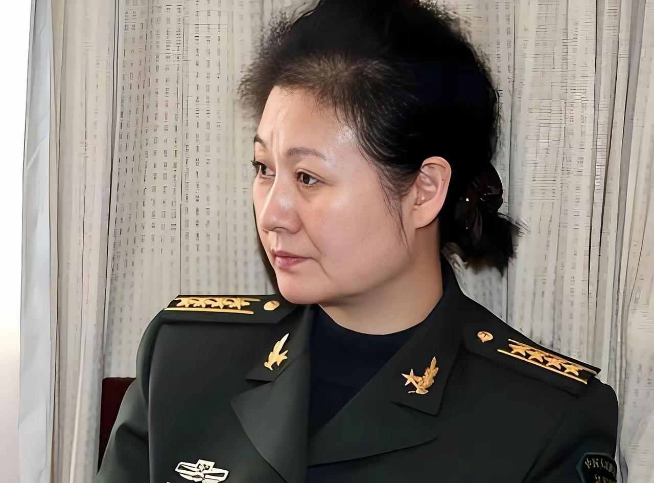 刷到黄晓娟的军装照，才恍然弄清原委。早前重刷老春晚合集里的《相亲》时，忽然好奇当