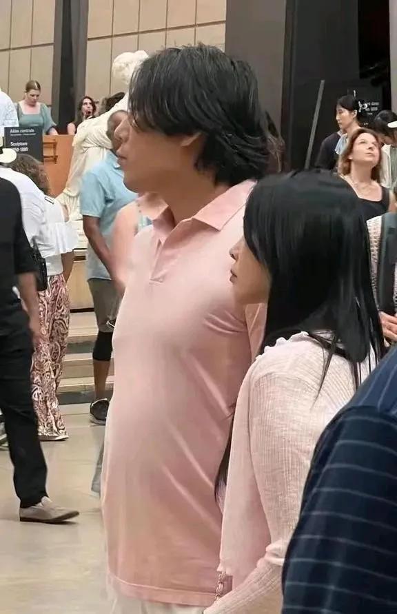 相差十岁的姐弟恋秦昊伊能静最近外出被拍，二人都是一身粉色情侣套装，看上去并不违和