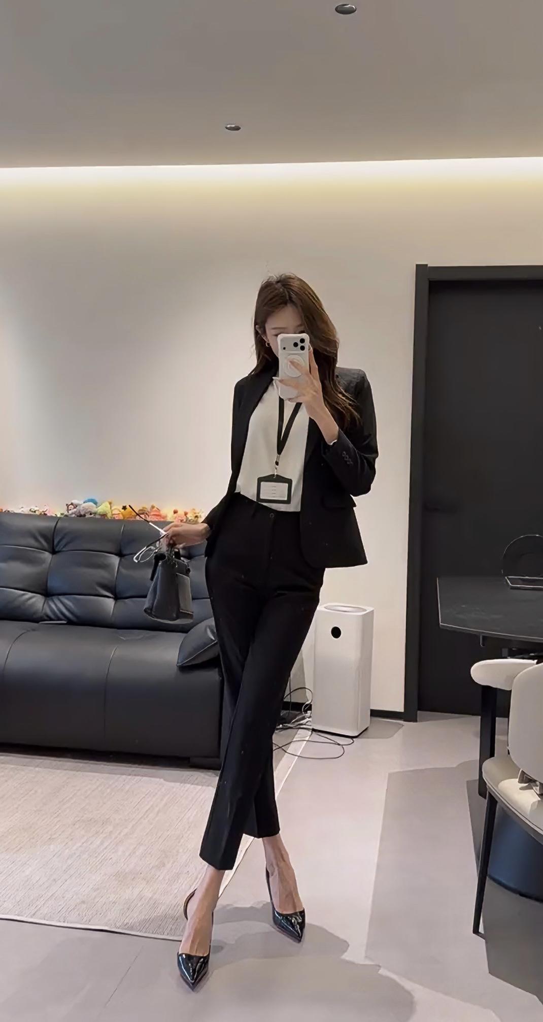 正常穿搭推荐，无不良引导。今日穿搭推荐的是经典的极简通勤风，以黑白配色为核心，兼