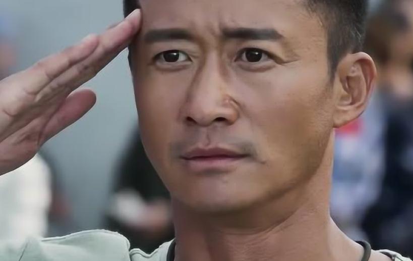 《战狼2》里吴京饰演的冷锋一脚踢死黑老大，回去以后被关禁闭！这真的合理吗？这里