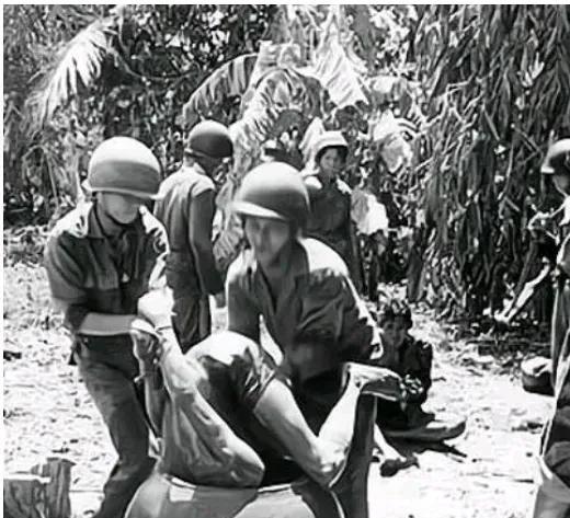 越战期间，这个越南女兵死得太惨了。美国大兵把她头朝下塞进装满水的大坛子里，活活给