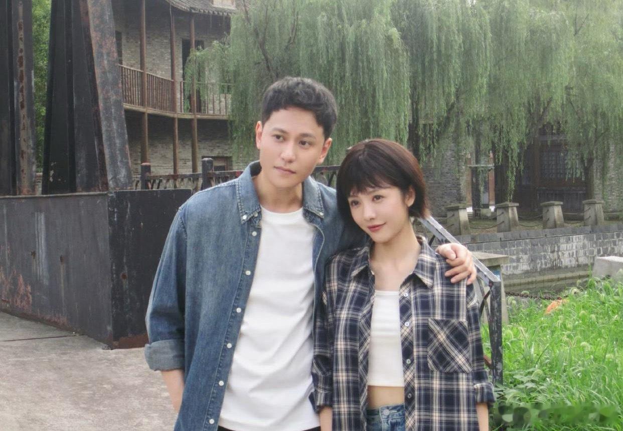 1.龚俊的腹肌是正宗搓衣板型的，他私下很喜欢健身、举铁，身材特别有料，只是经纪人