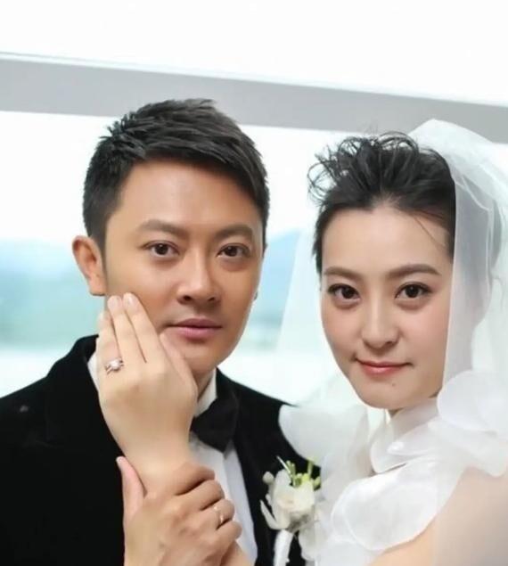 印小天这遭遇搁谁身上不懵？2015年风风光光花了四百万娶进门的老婆哈琳娜，连孩子
