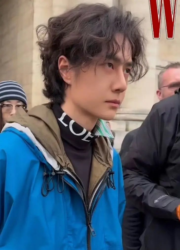 王一博身着Loewe【超季】亮相巴黎秀场，【Keylook】给到全球品牌代言人。