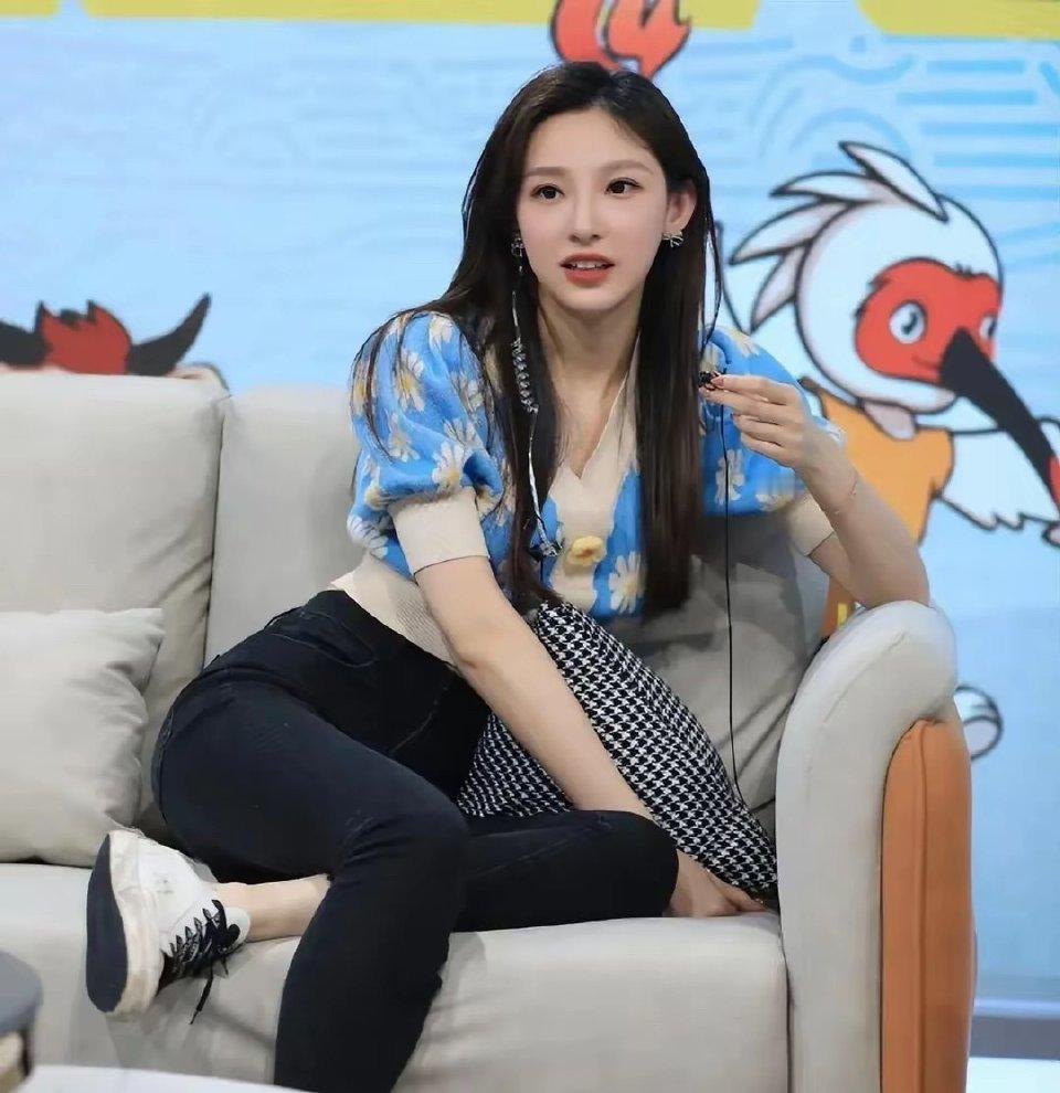 央视主持人马凡舒的身材太棒了，比娱乐圈的女明星漂亮，太美了！​​​