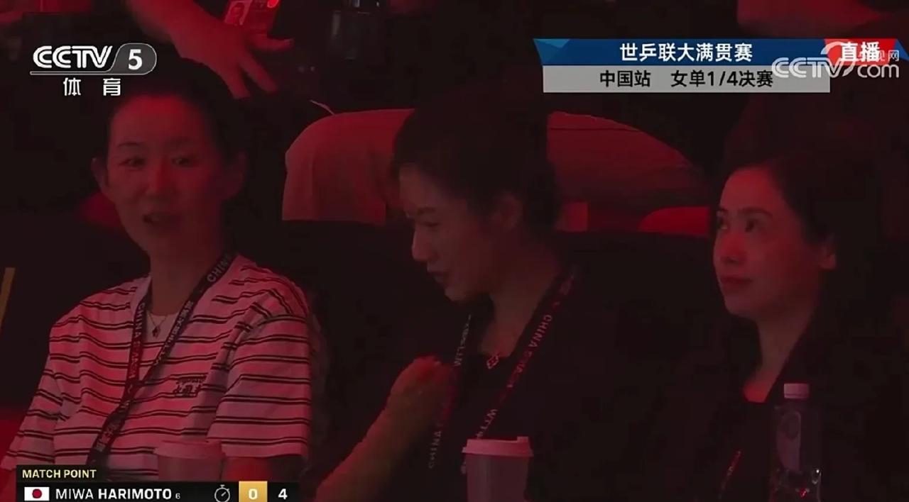 王曼昱对阵张本美和，仔细看一下，看台上都有谁？自己的队友围坐一起，王艺迪，