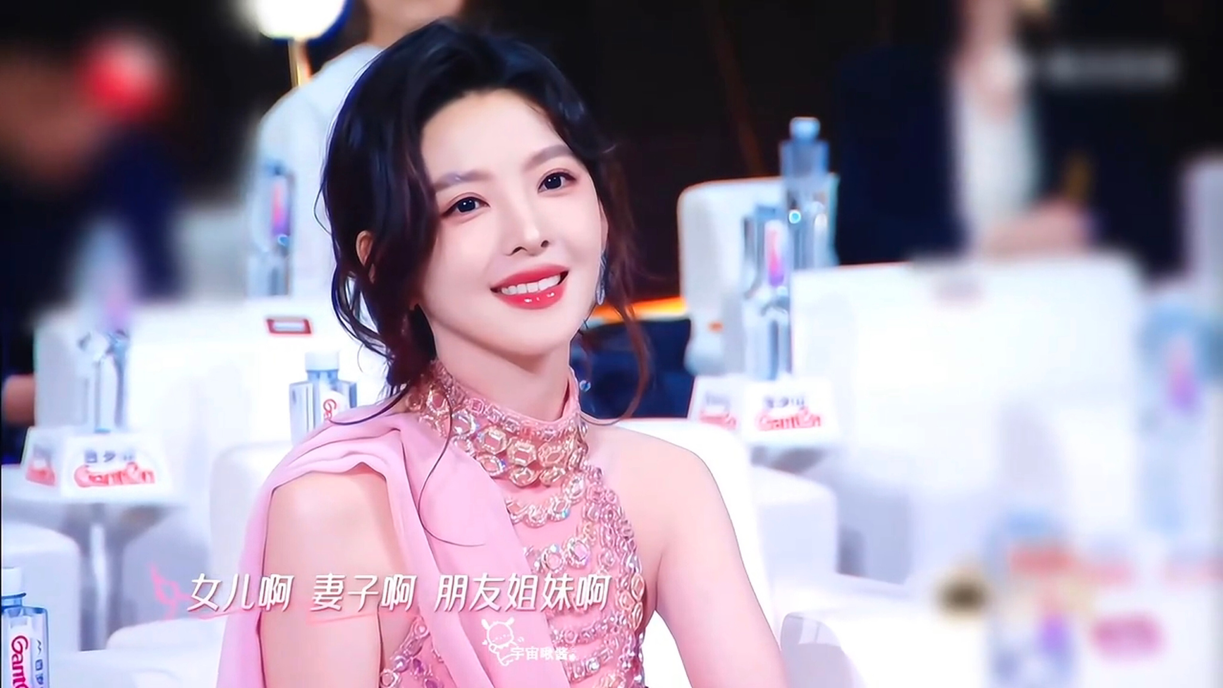 章若楠迷人的笑脸吸引视线