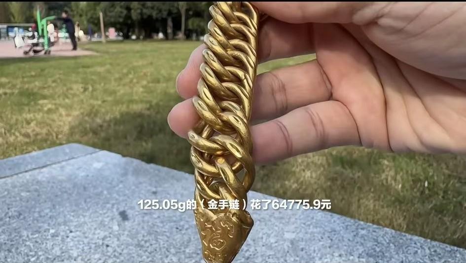 刚知道金饰里面还可以装沙加重!山东一女士两年前花6万多买了一个125.05g的黄