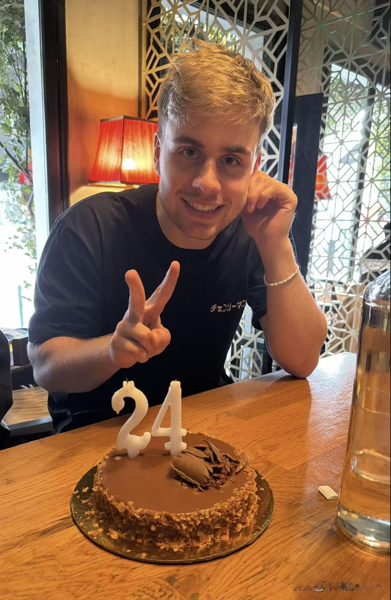 2月17日，莫雷加德更新新年祝福vlog，他用中文祝大家“新年快乐，马年大吉”。