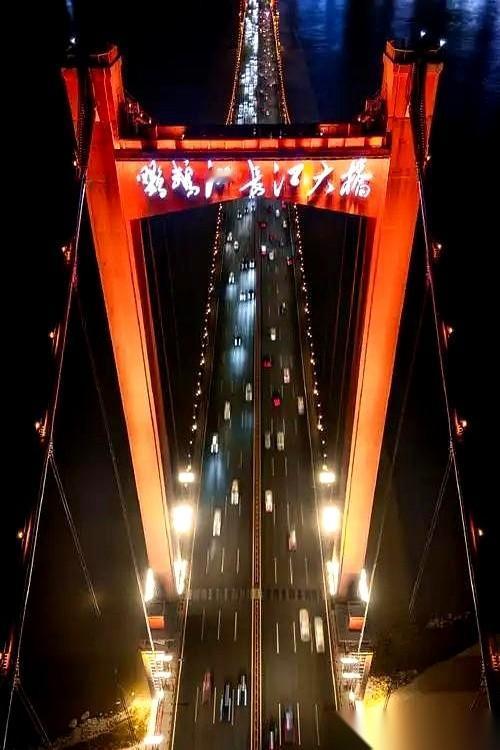 刚从武汉回来，腿废了，人傻了。不是累傻的，是有点被这城市给“震”傻了。你知道