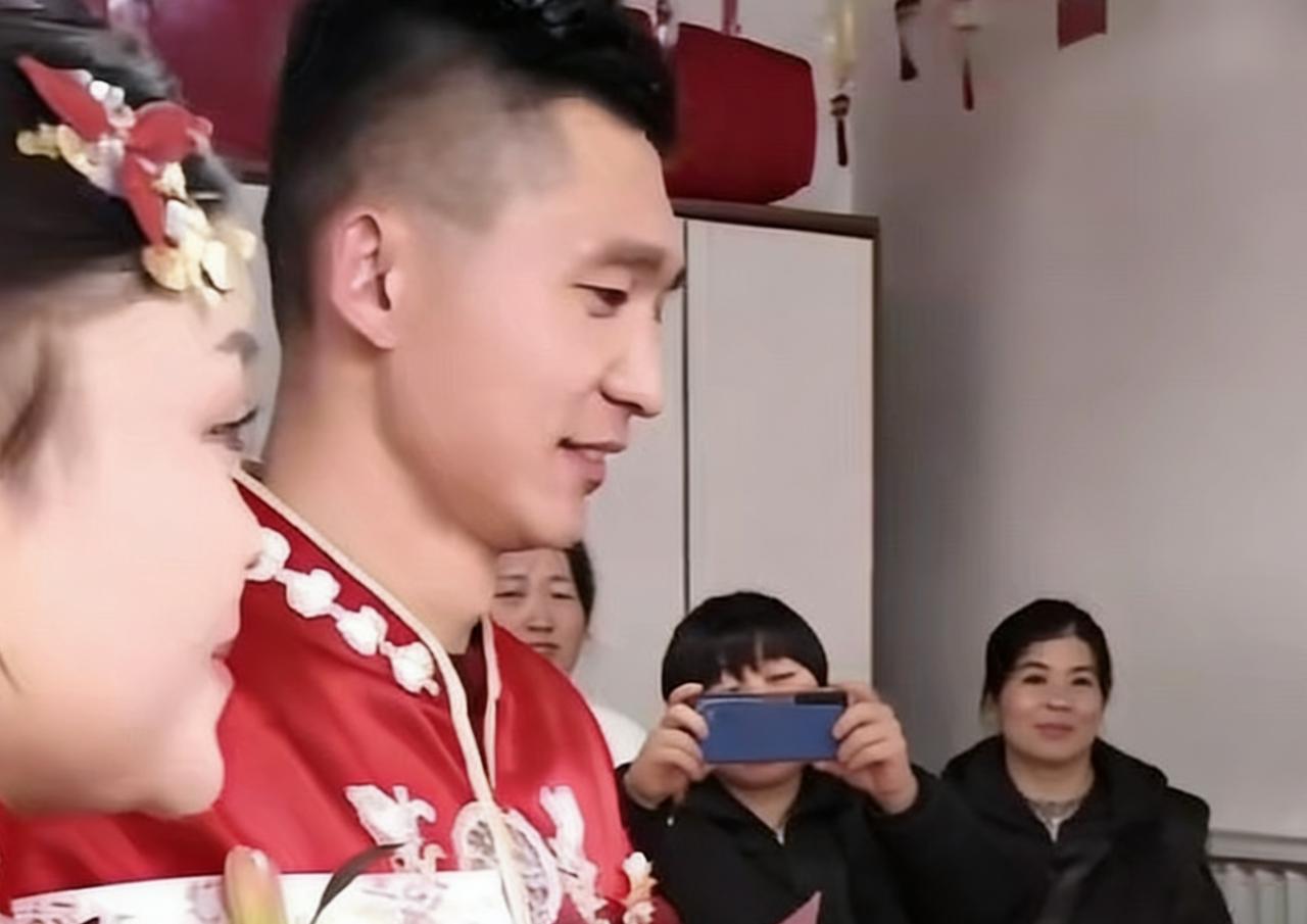 山东梁山，一场婚礼震惊全网，18.8万彩礼摆在桌上，新娘父亲只拿了200元，剩下