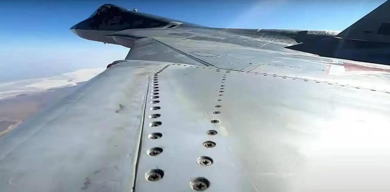 飞机为什么要用铆钉，而不是焊接？这么说吧，用焊接造飞机相当于拿502胶水粘航天飞