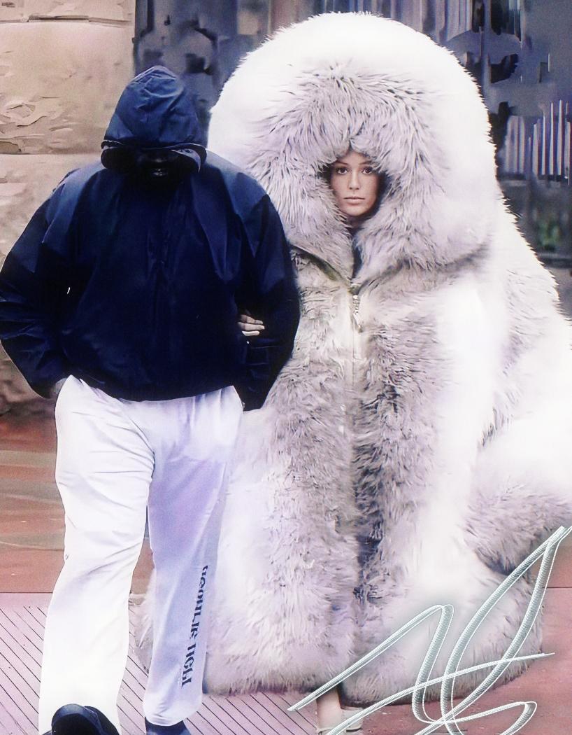 她穿着20万的貂皮大衣，却光着脚站在雪地里。这不是她穿错了。这是时尚圈心照不