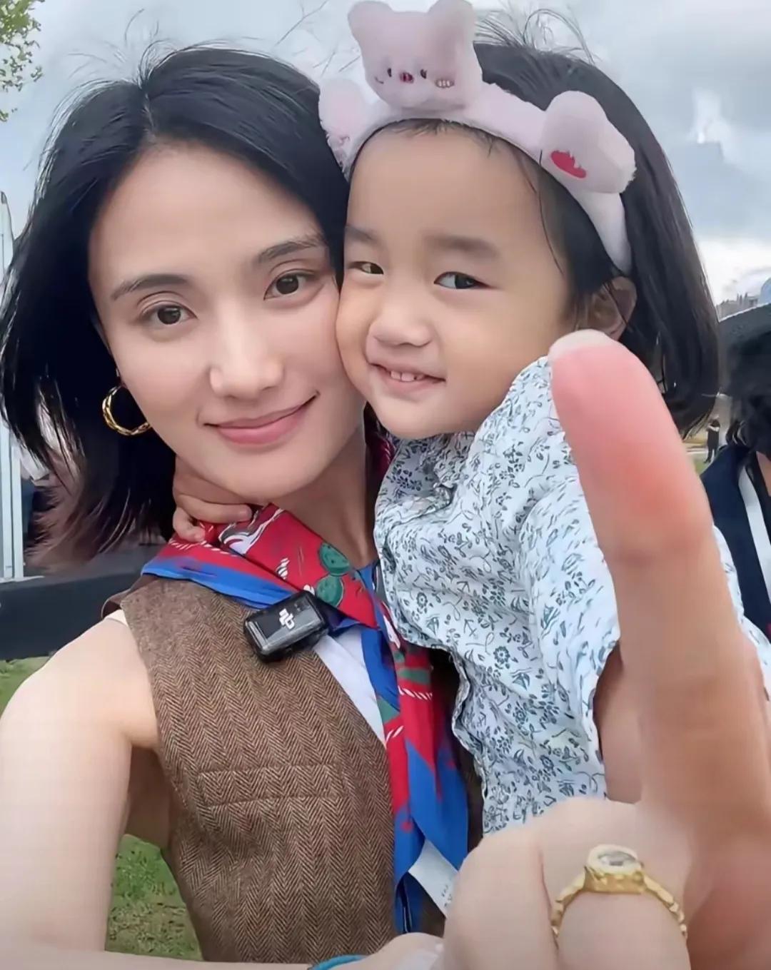 关于李亚鹏前妻，海哈金喜，不查不知道，一查吓一跳，这姑娘1990年出生，身高
