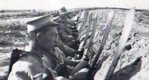 1933年3月的喜峰口，零下20度的寒风里，29军士兵们正把大刀在煤
