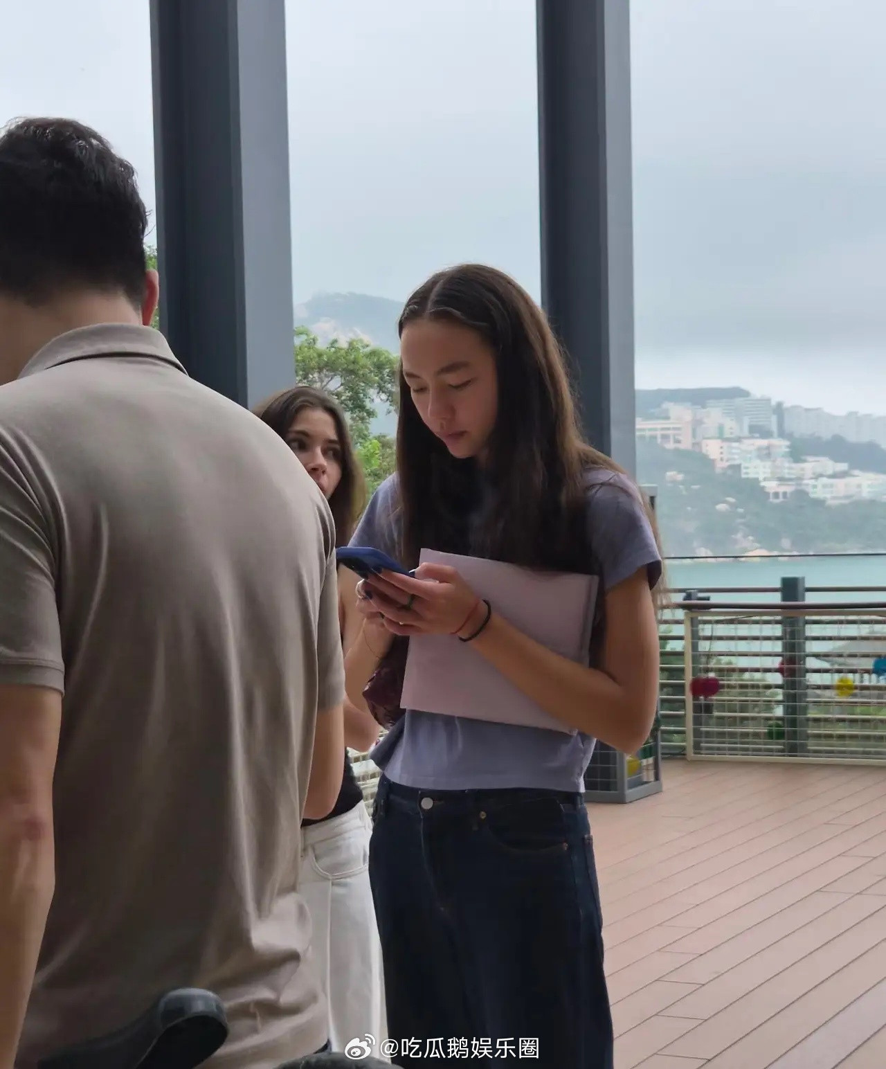 邓文迪小女儿克洛伊香港被偶遇！穿搭超级低调，像普通大学生，和爸爸默多克一个模子刻