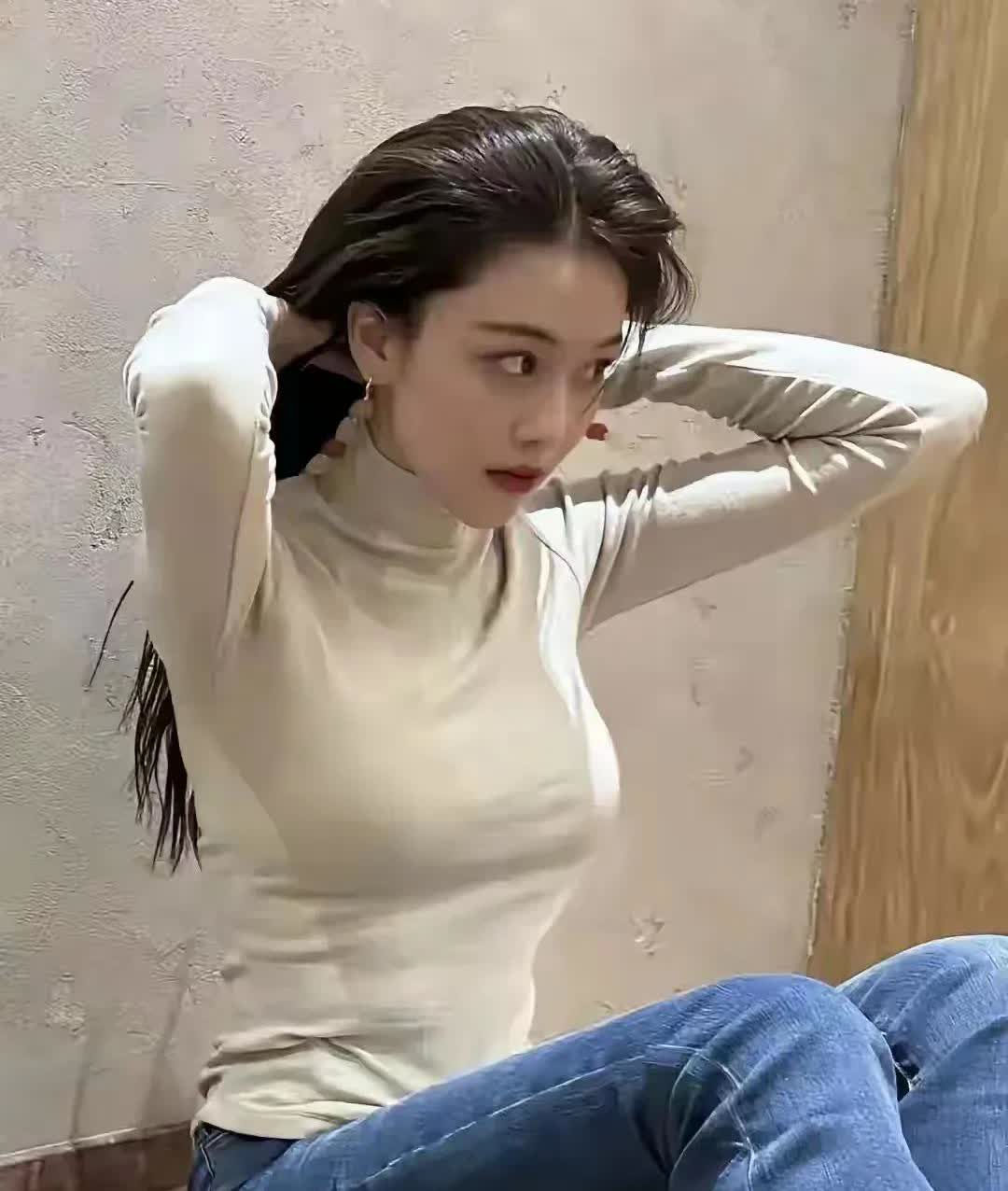 张馨予穿紧身衣现身谁能想到她已是个孩子的母亲，这完全就是少女感十足。