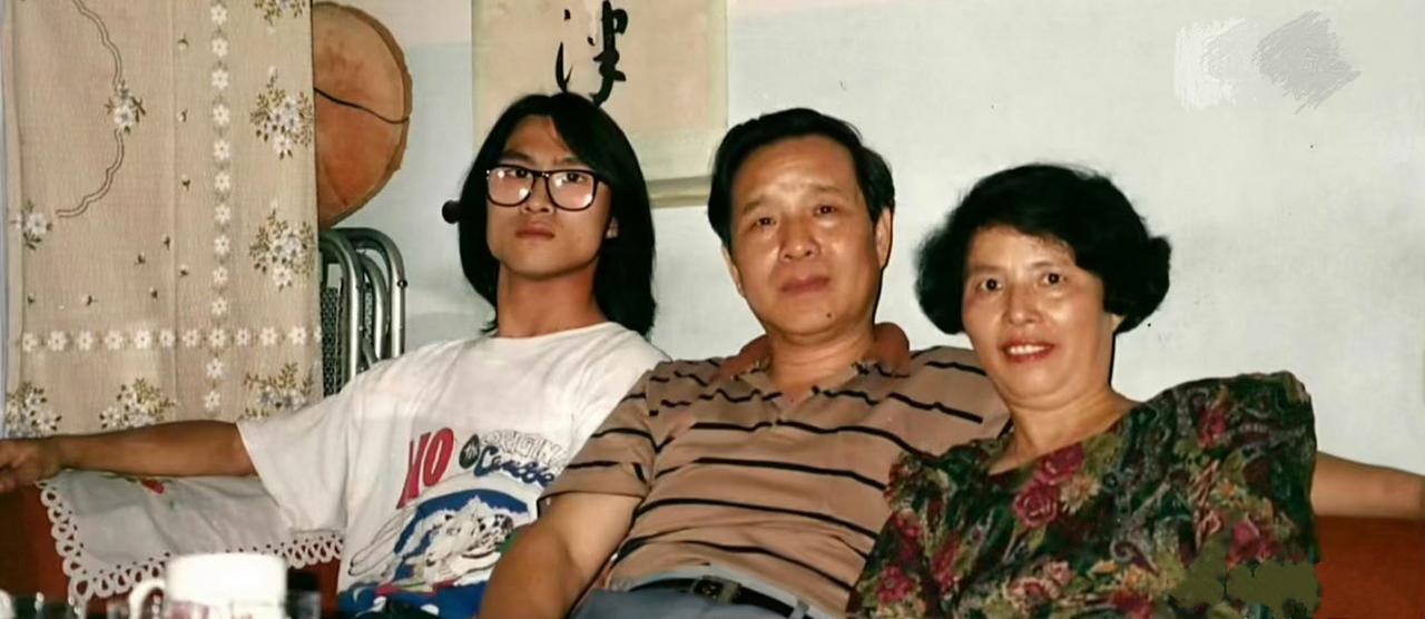 汪峰母亲节晒老照片缅怀去世的母亲，他母亲在2020年母亲节因病去世，所以母亲节对