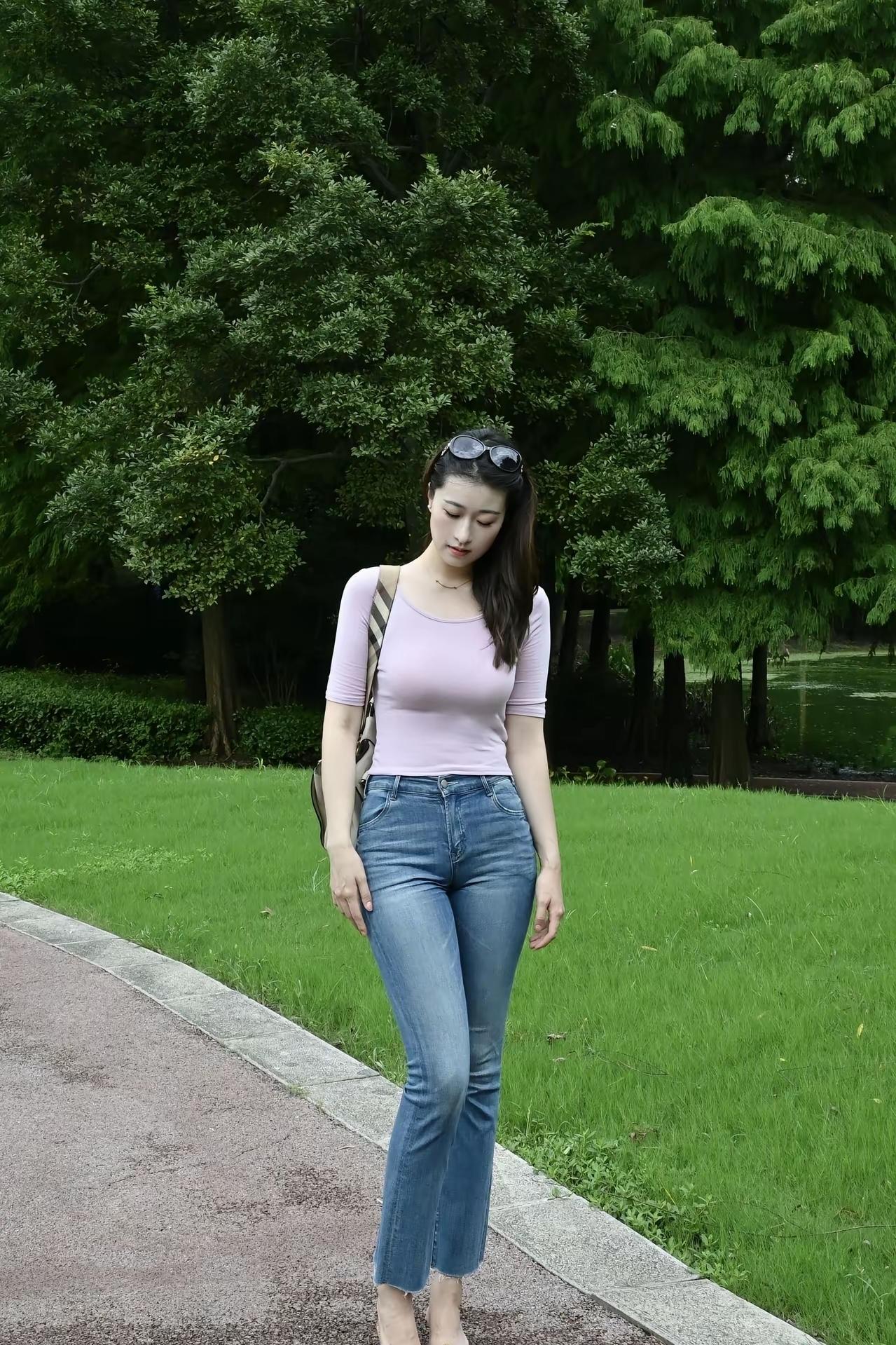 最美的身材匀称曼妙，曲线自然，看的好舒服！