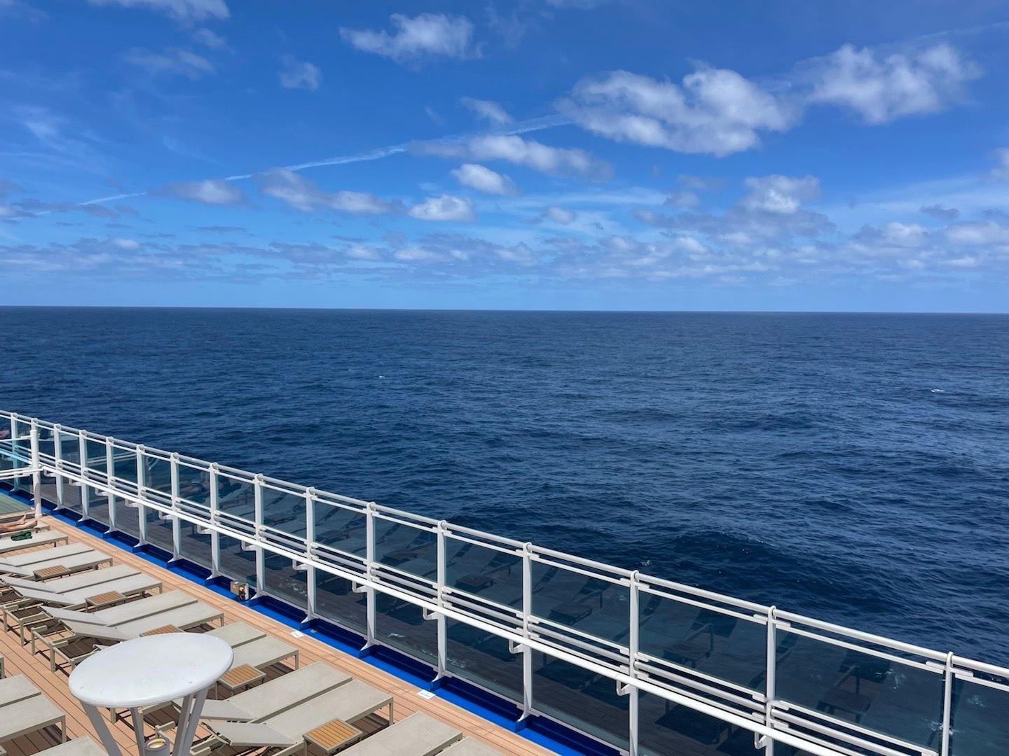 生活手记海上第三天，继续前行，时差五个小时阳光明媚，风也没昨天大。在甲板上散步，