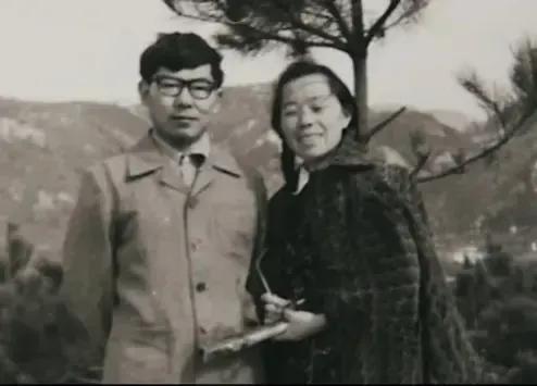 1995年，张桂梅丈夫去世。一天一位女老师摸了摸她的肚子，惊讶的说：“你