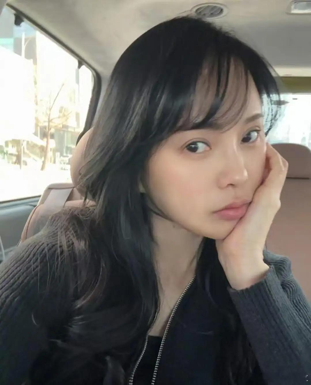 杨幂和伊能静的素颜照，谁的保养更胜一筹？杨幂，86年的，眼黑有点重，工作量大的原