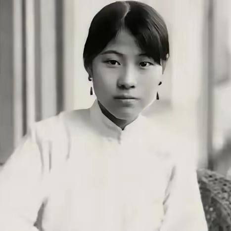 1923年，大军阀杨森喝醉了，误把自己的干儿女曾桂芝当成了姨太太，抱着她宠幸了一
