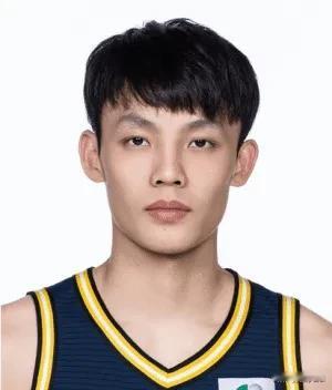 半场战罢，徐杰上场了四分钟。徐杰现在在广东队的处境，真是仇人看了都心软。在上赛季