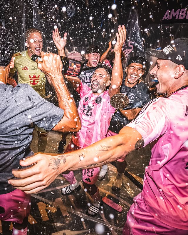 苏亚雷斯祝福布斯克茨与阿尔巴: 以冠军告别, 世界足坛传奇