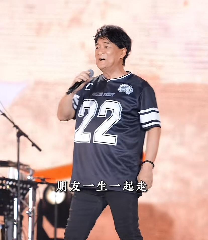 周华健这身材好奇怪！胳膊和腿这么细，肚子怎么这么大！不过这两年肉眼可见的老了