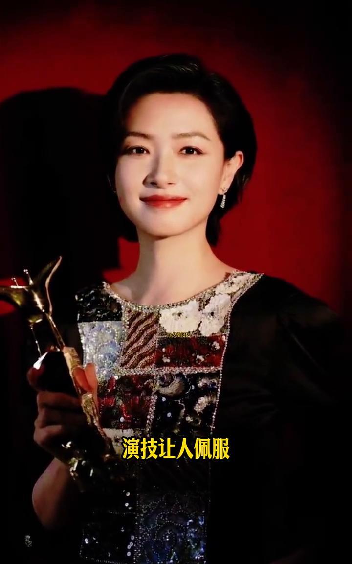万茜拿奖杯的样子很美，短发干净利落，很迷人。她是一位踏实的演员，演技让人佩服。长